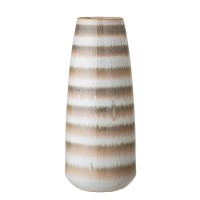 Handgefertigte Vase aus der neuen Kollektion von Bloomingville