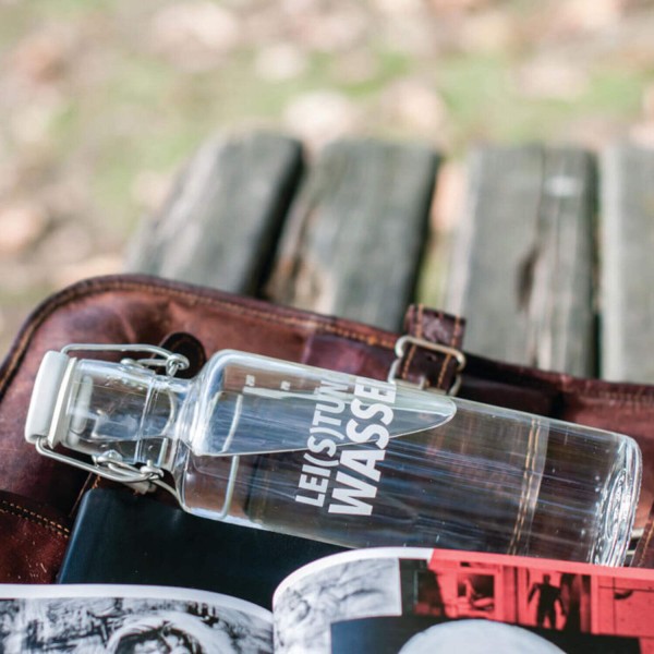 Trinkflasche aus Glas "Lei(s)tungswasser" - 600 ml von Soulbottles