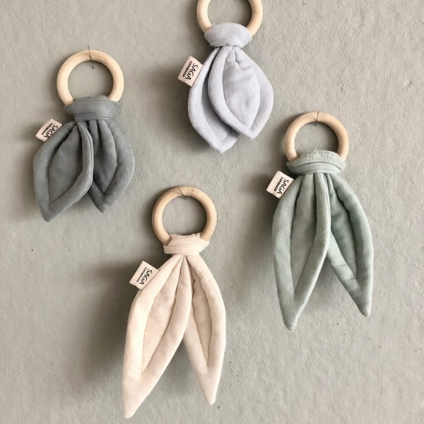 Beißring "Groa Knister-Ohr" (Pale Pink) von SAGA Copenhagen