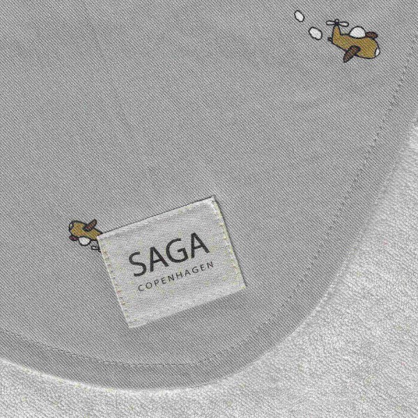 Lätzchen "Una" mit Flugzeug-Motiv (Blau/Beige) von SAGA Copenhagen