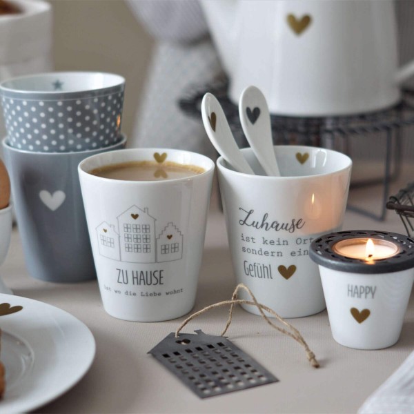 Krasilnikoff Happy Mug "Zuhause ist kein Ort sondern ein Gefühl" (Weiß)