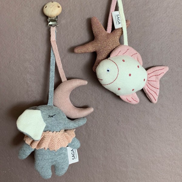 Kinderwagen-Spielzeug "Fisch" (Pearl Blush) von SAGA Copenhagen