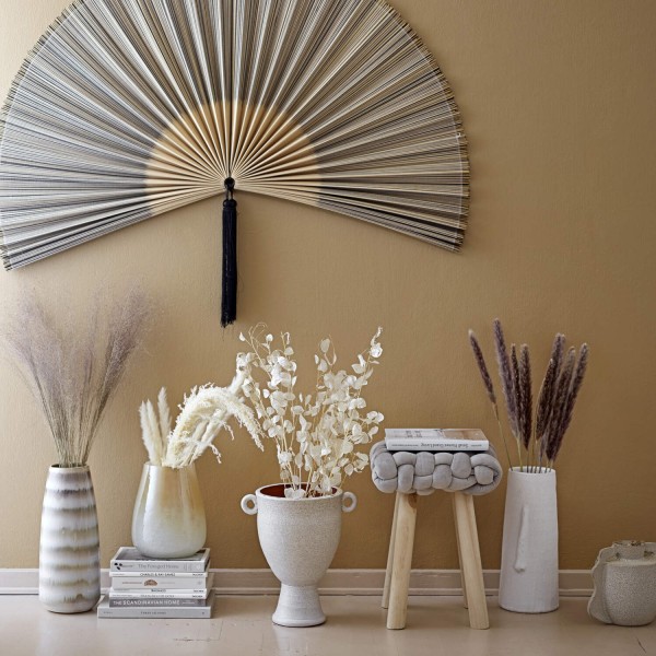 Handgefertigte Vase aus der neuen Kollektion von Bloomingville